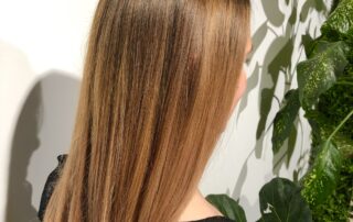 Hosszú, barna alapú rézszőke balayage egyenes frizura
