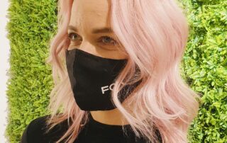 Világos pink hajfestés rövid hajon lágy hullámokkal