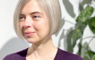 Rövid, festett ősz hajszín bob vágással