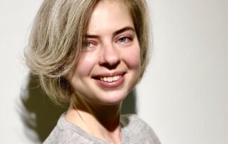 Rövid, őszes szőke hajszín, bob frizura oldalra fésült tincsekkel