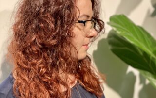 Váll alá érő, vöröses barna ombre göndör hajvágás természetes hatású formázással