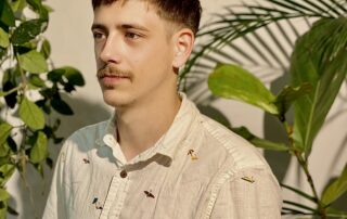Skin fade férfi hajvágás éles vonalakkal