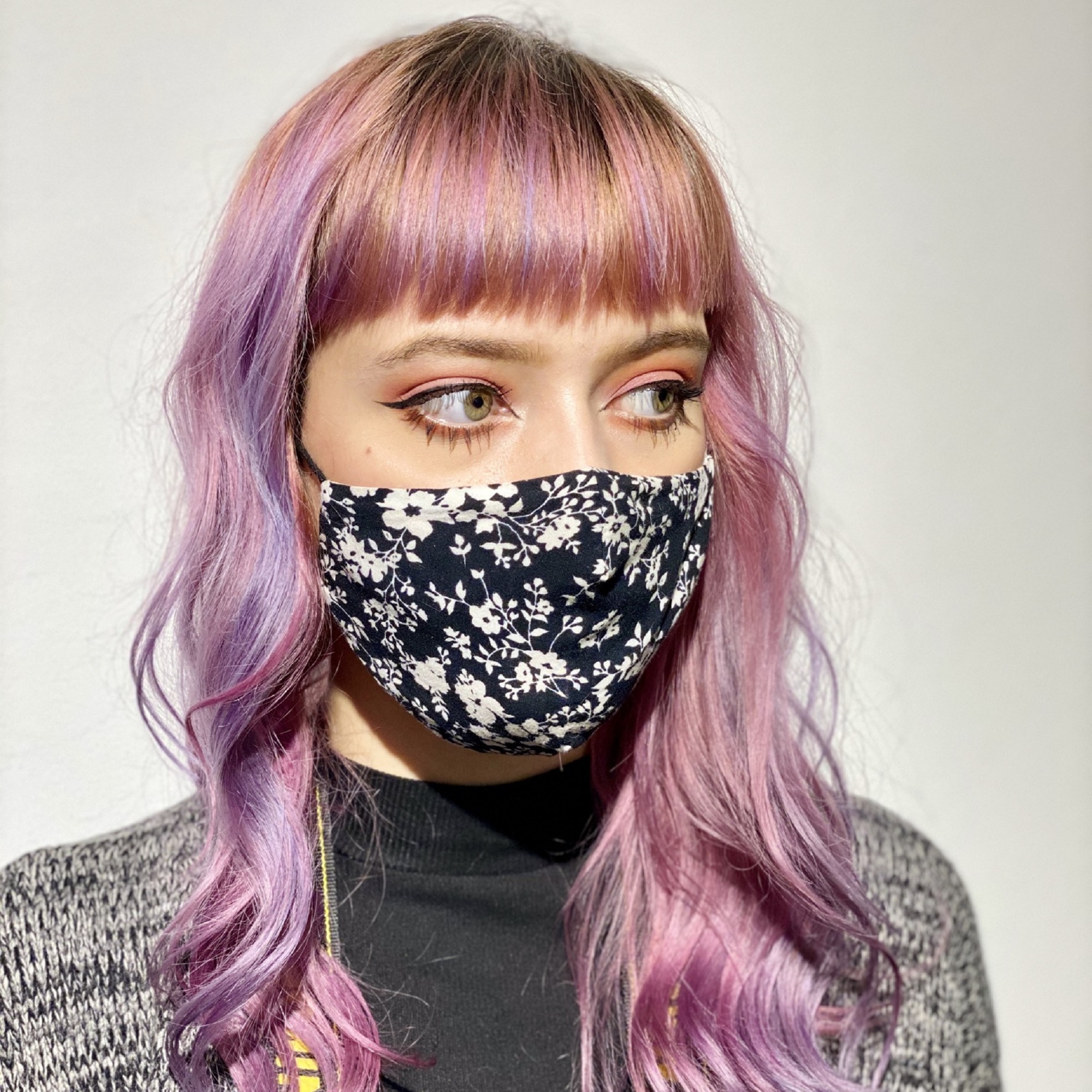 Bézs rózsaszín és lila balayage hajfestés, hullámosított frizura Bézsrózsaszín és lila balayage festés, lágy hullámokkal, egyenes frufruval.