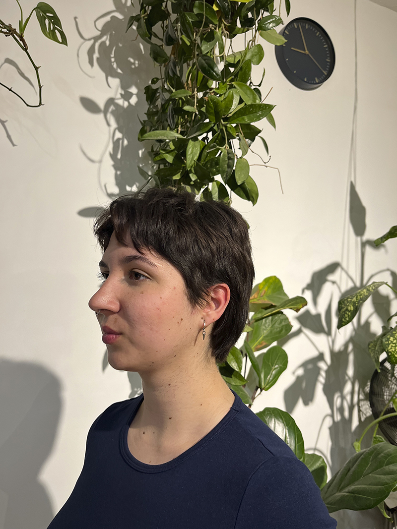 Modern pixie hajvágás rövid oldalakkal és lágy textúrával. Praktikus, karakteres női frizura.